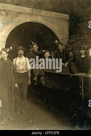 Travail des enfants : mineurs posant à l'entrée de la mine en Virginie-Occidentale 1908 Banque D'Images