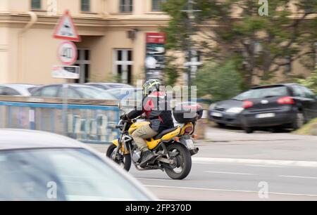 Belgrade, Serbie - 14 mai 2021 : un seul homme à bord d'une moto dans la circulation urbaine Banque D'Images