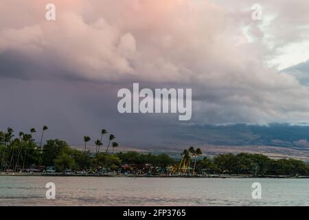 Lava exposée avec Beach Club de l'autre côté de la baie Anaeho'omalu sur Waikoloa Beach, Waikoloa, Hawaii, États-Unis Banque D'Images