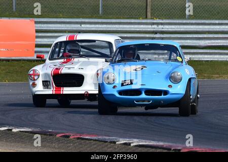 C'est quelque chose que vous ne voyez pas très souvent, un Gilbern contre un Rochdale. Nick Smith, Rochdale Olympic, Mike Lambolow, Gilbern GT, Ecurie Classic Racing, Banque D'Images