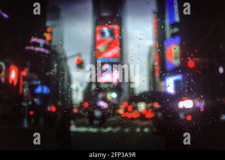 2005 PLUIE HISTORIQUE SUR LA FENÊTRE DE VOITURE TEMPÊTE TIMES SQUARE MIDTOWN MANHATTAN NEW YORK ÉTATS-UNIS Banque D'Images