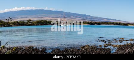 Voilier avec le rivage exposé de Lava sur Anaeho'omalu Bay à la plage de Waikoloa, Waikoloa, Hawaii, Etats-Unis Banque D'Images