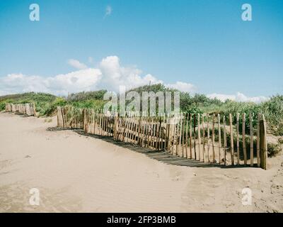 Une ancienne clôture en bois au milieu des dunes de sable de Sand Bay, près de Weston-super-Mare, dans le nord du Somerset Banque D'Images