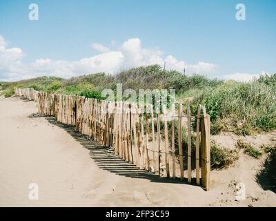 Une ancienne clôture en bois au milieu des dunes de sable de Sand Bay, près de Weston-super-Mare, dans le nord du Somerset Banque D'Images