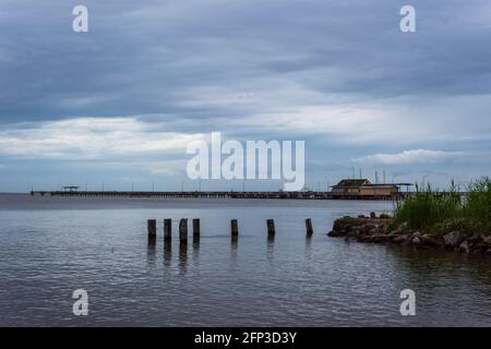 Le quai municipal de Fairhope s'étend jusqu'à Mobile Bay, à Fairhope, en Alabama, le 19 mai 2021. Banque D'Images