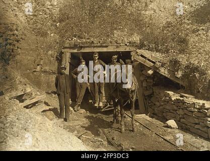 Travail des enfants: Un groupe de mineurs adultes et enfants à l'entrée de la mine avec leur mule dans une mine près de Grafton, Virginie-Occidentale. Photo 1908 Banque D'Images