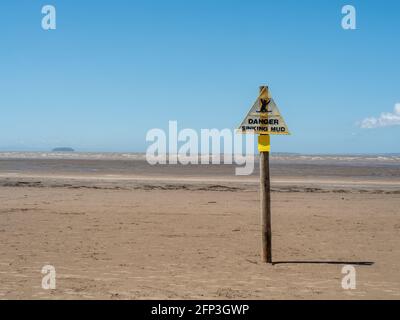 Un panneau d'avertissement sur le danger de couler de la boue à marée basse, dans Sand Bay, près de Weston-super-Mare, dans le nord du Somerset. Banque D'Images