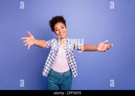 Photo de brillant charmant jeune femme porter une chemise à carreaux sympa arrière-plan violet isolé à bras ouverts Banque D'Images