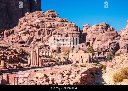 La rue colonnadée menant au Temple de Qasr Al-Bint à Petra, en Jordanie. Banque D'Images