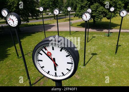 Installation 'Zeitfeld' par l'artiste Klaus Rinke à l'entrée du Volksgarten dans le sud de Düsseldorf. Banque D'Images