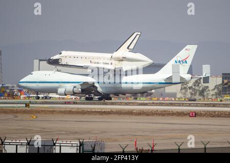 La navette spatiale de la NASA s'efforce sur la piste de l'aéroport de Los Angeles à bord d'un Boeing 747. 22 septembre 2012 Banque D'Images