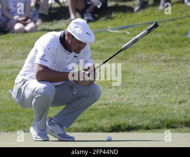 Kiawah Island, États-Unis. 20 mai 2021. Bryson DeChambeau fait la queue sur le 15ème trou lors du premier tour du 103ème championnat PGA au Kiawah Island Golf Resort Ocean course sur Kiawah Island, Caroline du Sud, le jeudi 20 mai 2021. Photo de John Angelillo/UPI crédit: UPI/Alay Live News Banque D'Images