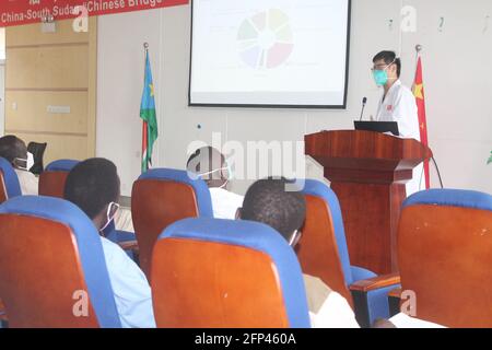 Juba, cours de langue chinoise à l'hôpital d'enseignement de Juba au Soudan du Sud. 19 mai 2021. Li Jinchuan, professeur de chinois, enseigne le chinois à l'hôpital d'enseignement de Juba au Soudan du Sud, le 19 mai 2021. Les travailleurs de la santé du Sud-Soudan ont commencé à apprendre le chinois à l'hôpital d'enseignement de Juba, dans la capitale du pays. Cela renforcera la collaboration entre le personnel local et les médecins chinois dans le pays.TO GO WITH 'Feature: South Sudan Health Workers enharded to Learn Chinese language' Credit: Denis Elamu/Xinhua/Alay Live News Banque D'Images