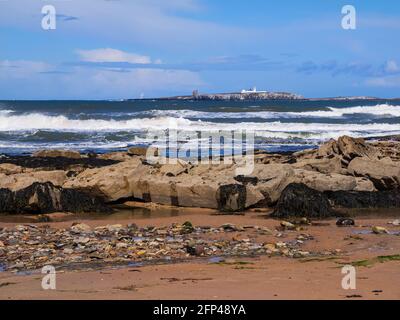 Depuis les Seahouses, en direction des îles Farne, avec le phare intérieur de Farne et la chapelle Saint-Cuthbert visibles à l'horizon. Banque D'Images