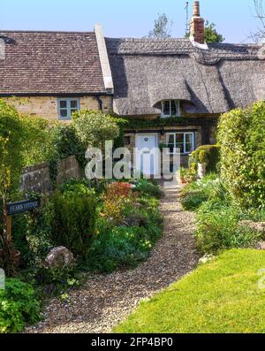 Un cottage typique de chaume anglais et un jardin de campagne. Situé à Edith Weston, un très joli village sur la rive sud de Rutland Water. Banque D'Images