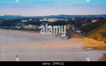 Plage de Filey et front de mer à marée basse, vue de Filey Brigg. Filey se trouve sur la côte du Yorkshire du Nord, à l'extrémité est de Cleveland Way. Banque D'Images