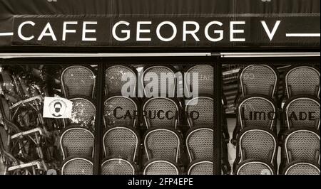 Paris, France. Café George V sur l'avenue des champs-Elysées fermé en raison de la pandémie de Covid-19. La réouverture des terrasses de cafés est annoncée à partir de mai 19 Banque D'Images
