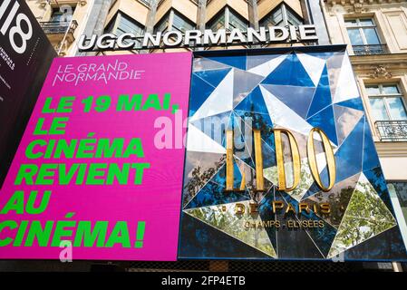 PARIS, FRANCE - 9 MAI 2021 : affiche sur le cinéma UGC Normandie sur l'avenue des champs-Elysées informant qu'à partir de mai 19 le cinéma sera rouvert . Banque D'Images