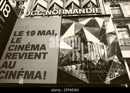 Paris, France. Affiche sur le cinéma UGC Normandie sur l'avenue des champs-Elysées informant que le cinéma sera rouvert à partir de mai 19. La vie pendant le Covid-19 Banque D'Images