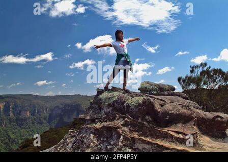 Katoomba, Nouvelle-Galles du Sud, Australie - 22 février 2008 : une femme asiatique non identifiée pose pour photo sur un rocher dans le parc national des Blue Mountains de Kings Tableland Banque D'Images