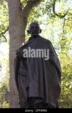 Vue d'une statue du Mahatma Gandhi sur la place du Parlement, Westminster, Londres, Grande-Bretagne Banque D'Images