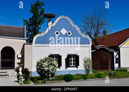 Autriche, maison avec nid de cigognes dans le village d'Apetlon, situé dans le parc national Neusiedler See-Seewinkel à Burgenland Banque D'Images