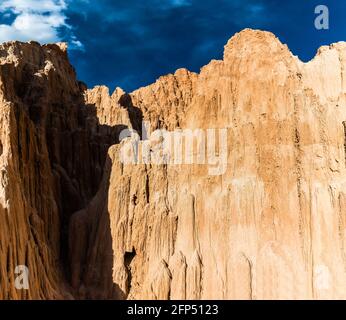 L'escarpement érodé des grottes du Canyon, Cathedral gorge State Park, Nevada, États-Unis Banque D'Images