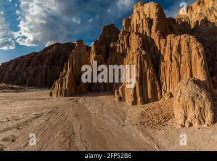 L'escarpement érodé des grottes du Canyon, Cathedral gorge State Park, Nevada, États-Unis Banque D'Images