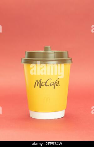 Varsovie, Pologne - 26 avril 2021 : tasse de café en papier avec logo McDonald's. Arrière-plan avec espace pour le texte Banque D'Images