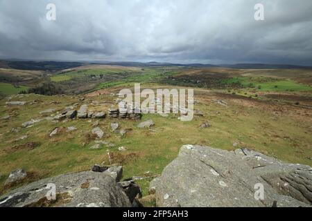 Yar tor, vue vers Babeny, Dartmoor, Devon, Angleterre, ROYAUME-UNI Banque D'Images