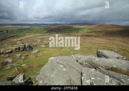 Yar tor, vue vers Babeny, Dartmoor, Devon, Angleterre, ROYAUME-UNI Banque D'Images