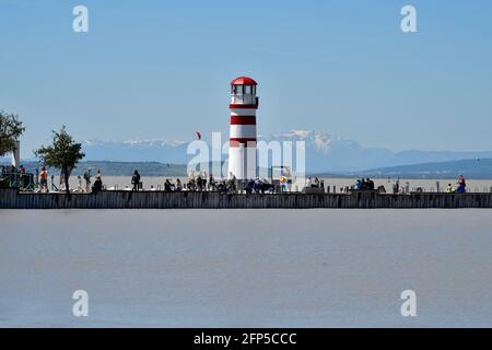 Podersdorf, Autriche - 029 mai 2021: Des personnes non identifiées sur la jetée et le phare dans la station balnéaire sur le lac Neusiedlersee, un desti de voyage préféré Banque D'Images