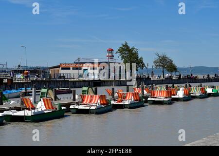 Podersdorf, Autriche - 029 mai 2021 : des personnes non identifiées et des bateaux pesaux sur la jetée avec phare dans la station balnéaire sur le lac neusiedlersee un préféré Banque D'Images