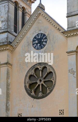 Horloge à la plus grande église mariale de Tekije en Serbie Banque D'Images