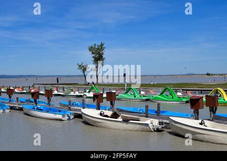 Podersdorf, Autriche - 029 mai 2021: Des personnes et des bateaux non identifiés dans la station balnéaire sur le lac neusiedlersee une destination privilégiée à Burgenland Banque D'Images