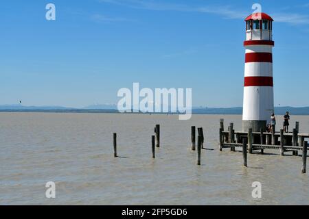 Podersdorf, Autriche - 029 mai 2021: Personnes non identifiées, jetée et phare dans la station balnéaire sur le lac neusiedlersee une destination préférée pour Banque D'Images