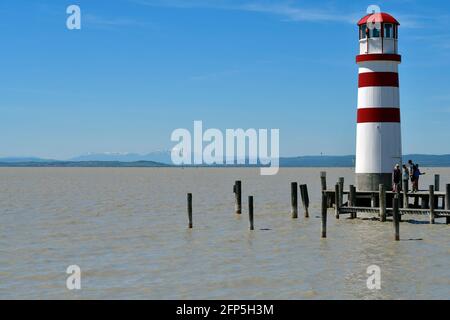 Podersdorf, Autriche - 029 mai 2021: Personnes non identifiées, jetée et phare dans la station balnéaire sur le lac neusiedlersee une destination préférée pour Banque D'Images