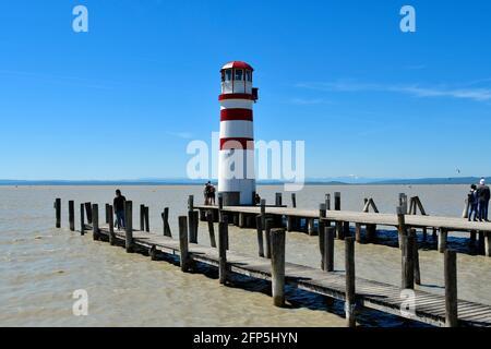 Podersdorf, Autriche - 029 mai 2021: Personnes non identifiées, jetée et phare dans la station balnéaire sur le lac neusiedlersee une destination préférée pour Banque D'Images