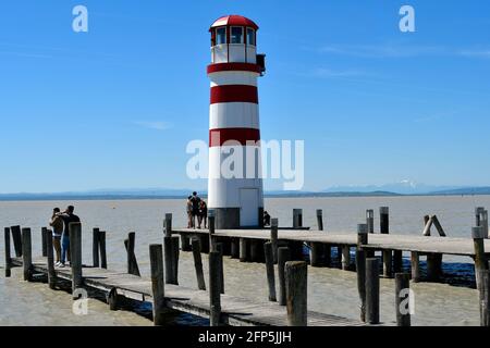 Podersdorf, Autriche - 029 mai 2021: Personnes non identifiées, jetée et phare dans la station balnéaire sur le lac neusiedlersee une destination préférée pour Banque D'Images