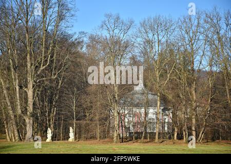 Paysage avec vue panoramique sur le Steinbichler café Pavillon sur le terrain du Baroque Schloss Eggenberg du XVIIe siècle à Graz, Autriche. Banque D'Images