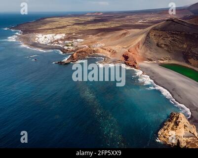 Vue aérienne du lac volcanique près du village d'El Golfo, Lanzarote, Espagne. Banque D'Images