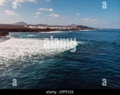 Vue aérienne du village de la Santa avec vague et village à Lanzarote, îles Canaries Banque D'Images