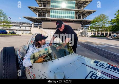 Indianapolis, Indiana, États-Unis. 20 mai 2021. 4 fois vainqueur de l'Indy500, AJ Foyt, Jr pose avec sa voiture gagnante de 1961 avec le Trophée Borg Warner et son entrée ABC Supply menée par JR Hildebrand. Crédit : Brian Spurlock Grindstone Media/ASP/ZUMA Wire/Alay Live News Banque D'Images