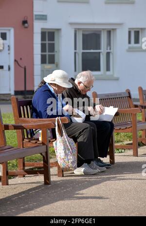 un couple plus âgé mange du poisson et des frites dans l'après-midi sunlight southwold suffolk angleterre Banque D'Images