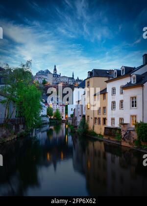 Rivière Alzette dans la soirée avec de belles réflexions, ville de Luxembourg, terre. Europe, Benelux. Banque D'Images