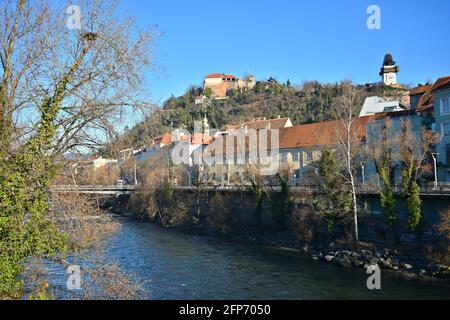 Vue panoramique sur les bâtiments de style baroque sur les rives de la Mur, le Bastion et les principaux sites médiévaux d'Uhrturm de Graz en Autriche. Banque D'Images