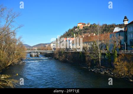 Vue panoramique sur les bâtiments de style baroque sur les rives de la Mur, le Bastion et les principaux sites médiévaux d'Uhrturm de Graz en Autriche. Banque D'Images