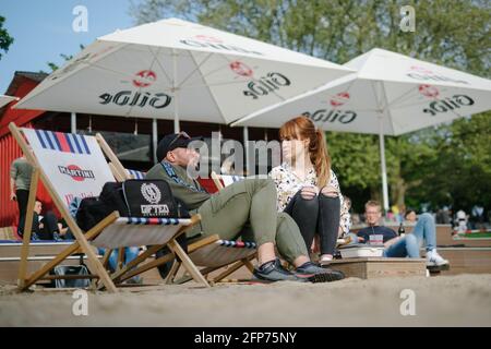 Hanovre, Allemagne. 20 mai 2021. Önder et Dana sont assis dans le bar 'Strandleben'. En raison de la baisse des valeurs d'incidence de la couronne, la région de Hanovre est en train de détendre ses règlements de la couronne pour les restaurants en plein air. Crédit : OLE Spata/dpa/Alay Live News Banque D'Images