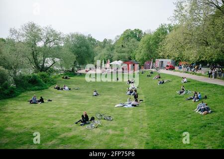 Hanovre, Allemagne. 20 mai 2021. Les gens apprécient le bon temps en petits groupes, à une distance l'un de l'autre, sur une pelouse en face de la vie de plage de bar. Crédit : OLE Spata/dpa - ATTENTION : utiliser uniquement en format complet/dpa/Alay Live News Banque D'Images