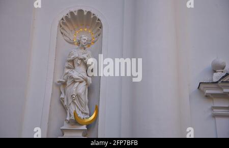 Portail sculpture détail du style baroque du XVIIe siècle Dreifaltigkeitskirche (église de la Sainte Trinité) à Graz, capitale de la Styrie, Autriche. Banque D'Images